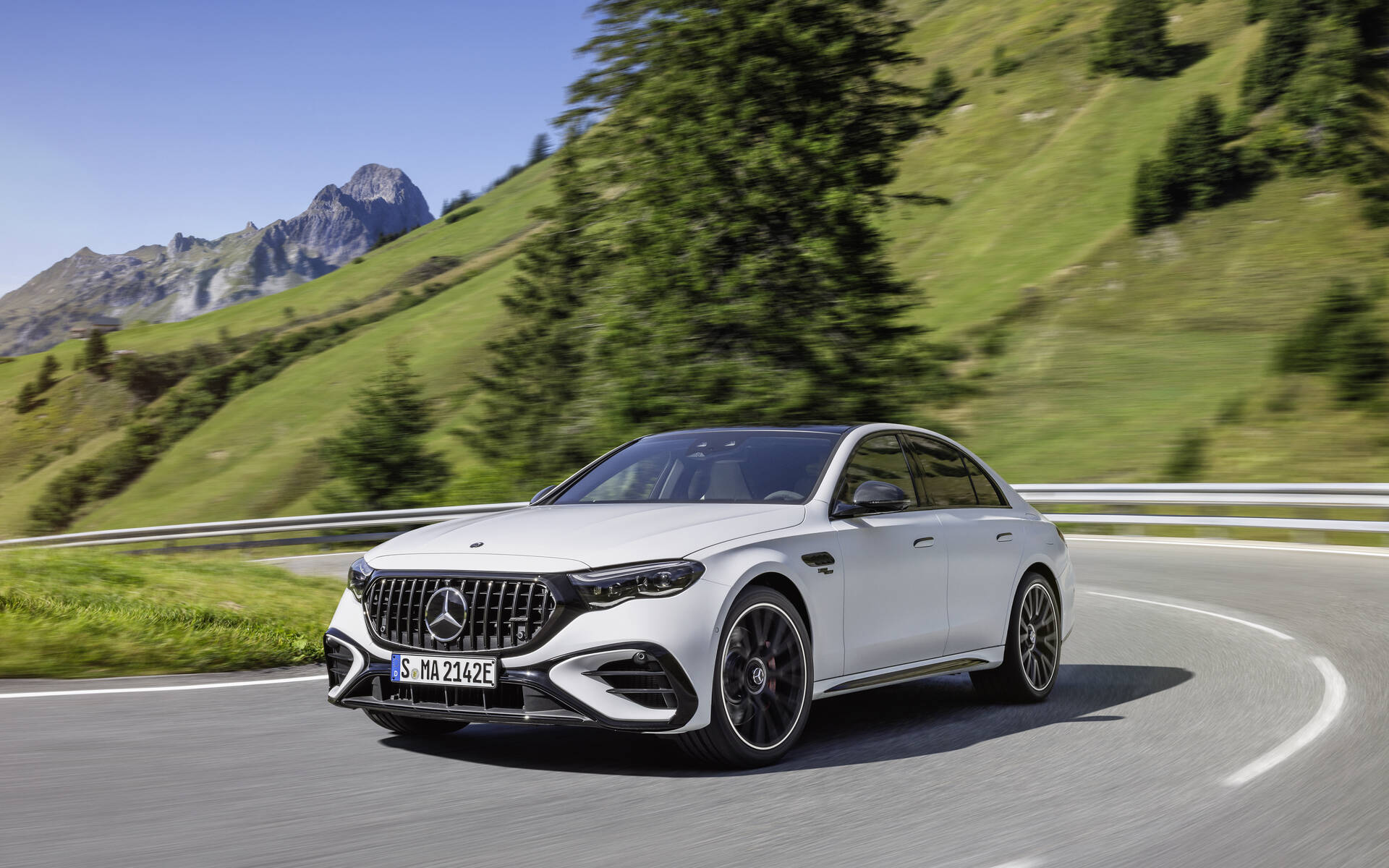 <p>Mercedes-Benz AMG E 53 Hybrid</p>
